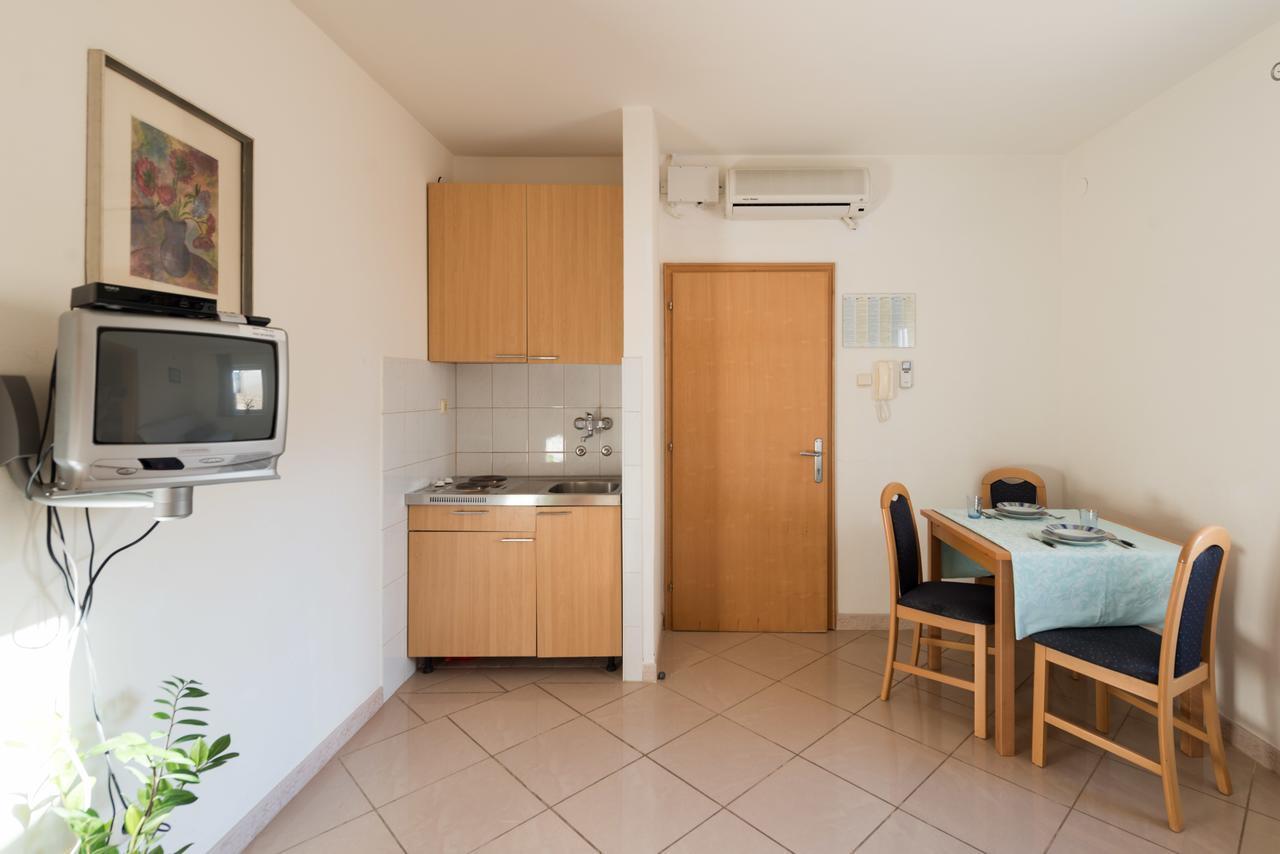 Sun House Apartments Bol Rum bild